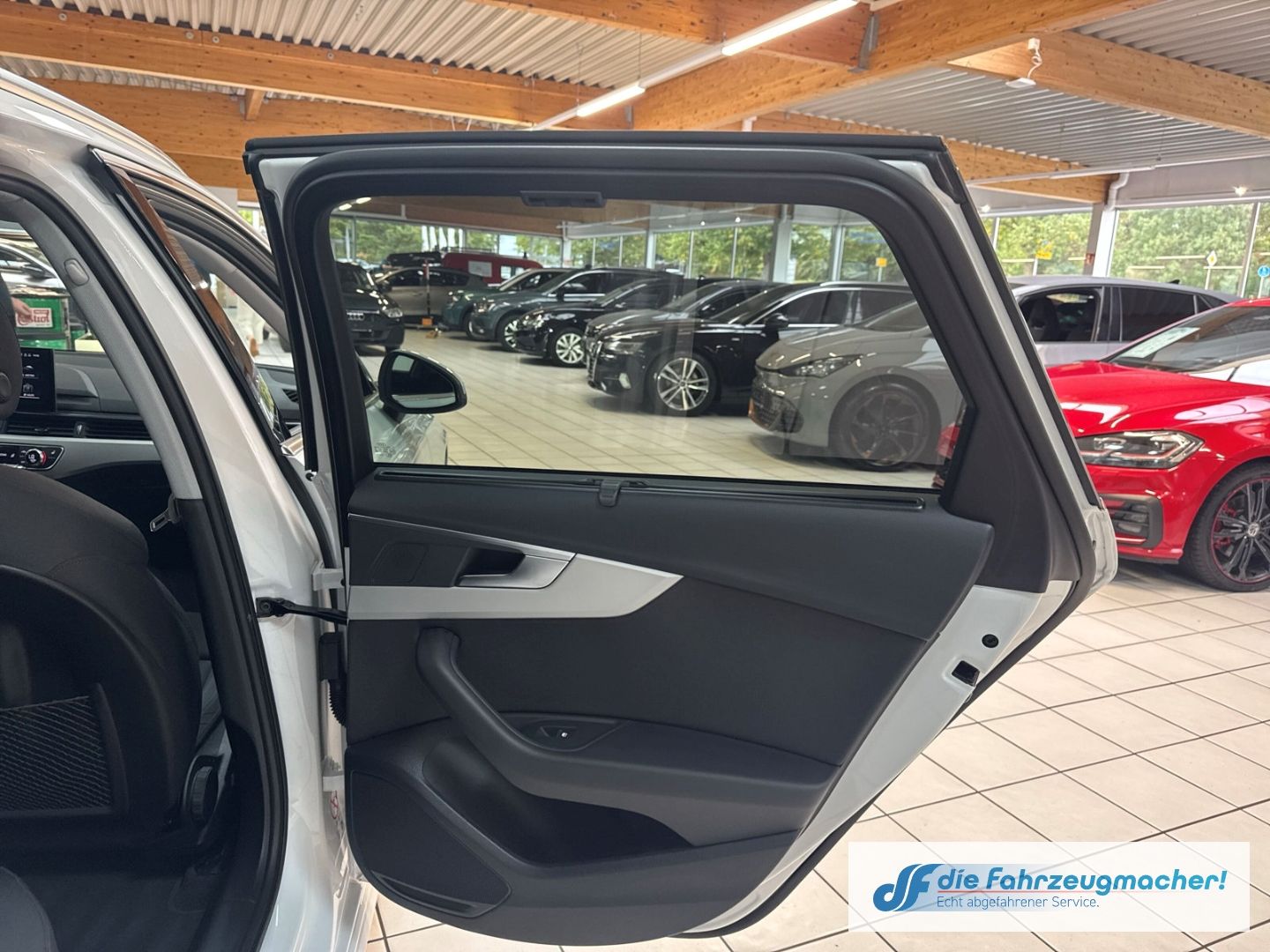 Fahrzeugabbildung Audi A4 Avant 40 TFSI advanced HUD Navi Soundsystem L