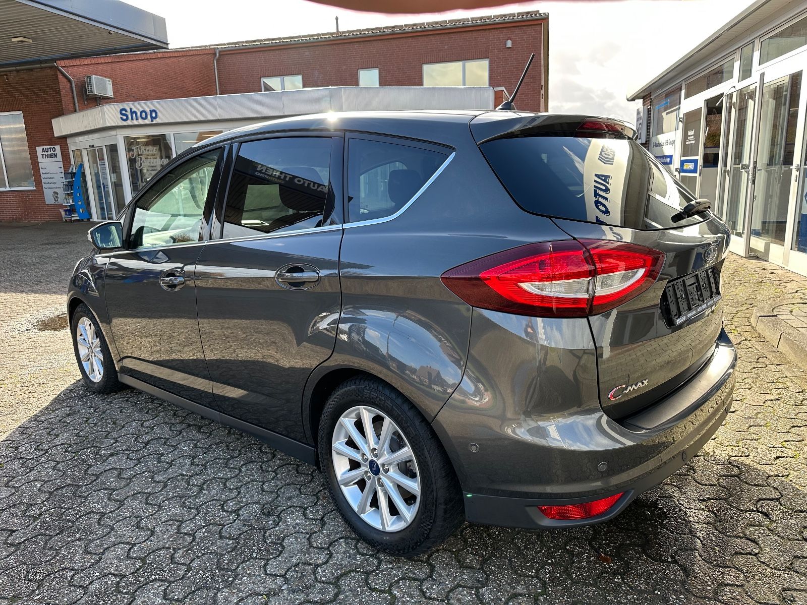 Fahrzeugabbildung Ford C-Max 1.0 EB Titanium Navi/SHZG/ParkPilot/GJR
