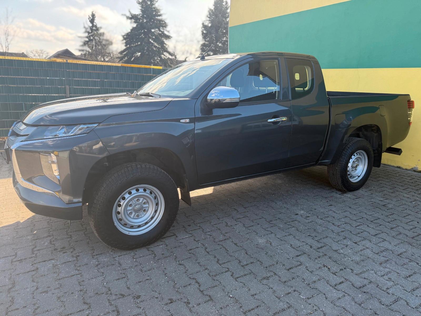 Mitsubishi L200 Basis Club Cab 4WD