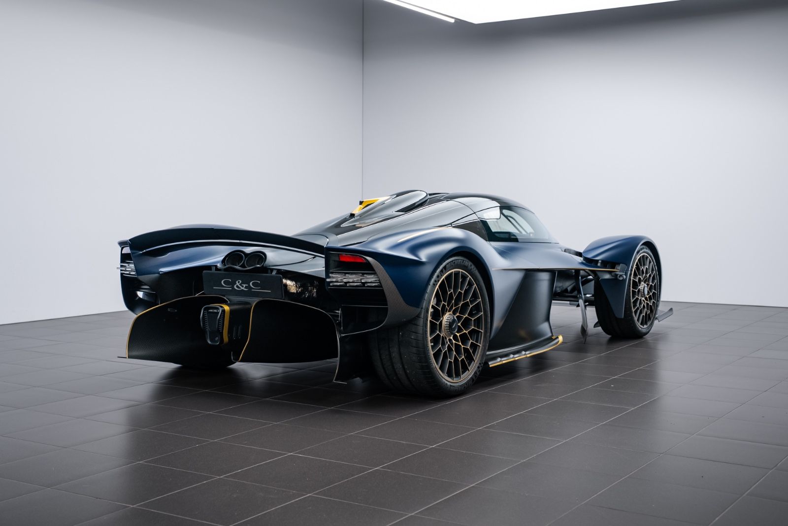 Fahrzeugabbildung Aston Martin Valkyrie /*1 of 150*/SERVICEPACK/FULL PPF