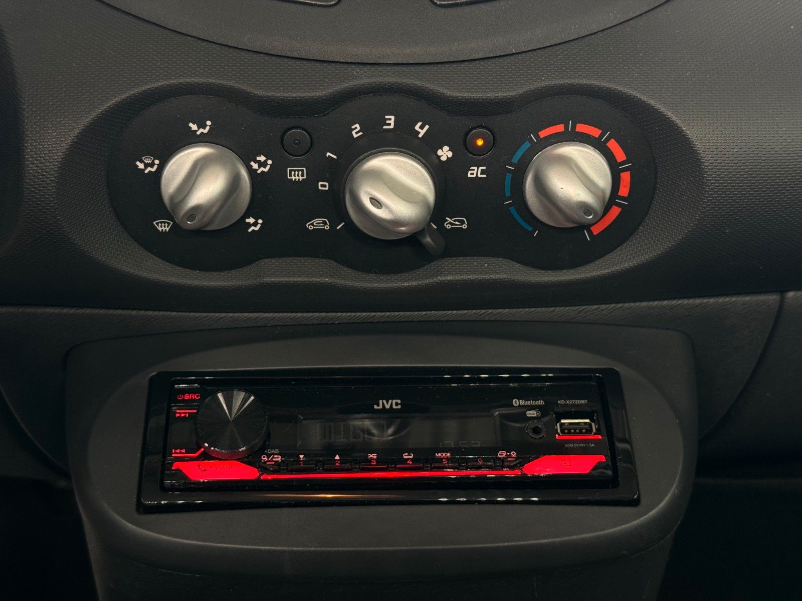 Fahrzeugabbildung Renault Twingo 1.2 Expression "Klima DAB 16"LM Tempomat"
