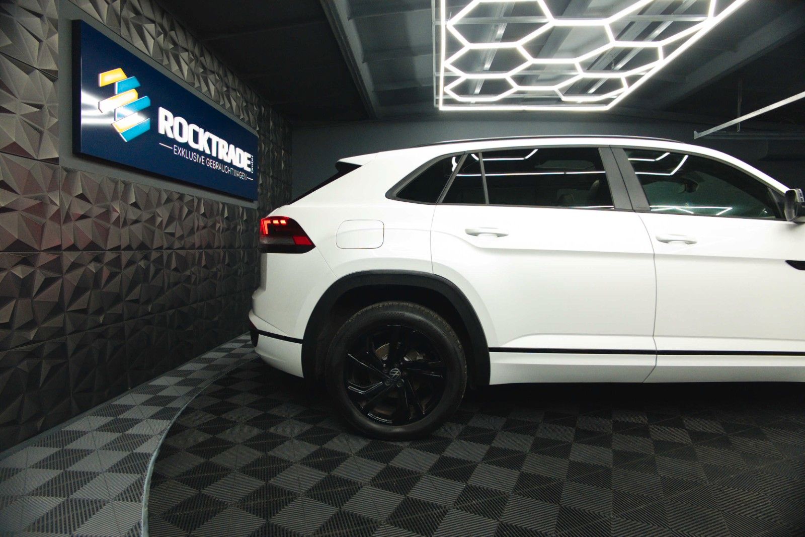 Fahrzeugabbildung Volkswagen ATLAS 3.6 Cross Sport 4x4 R-Line Black 4Motion