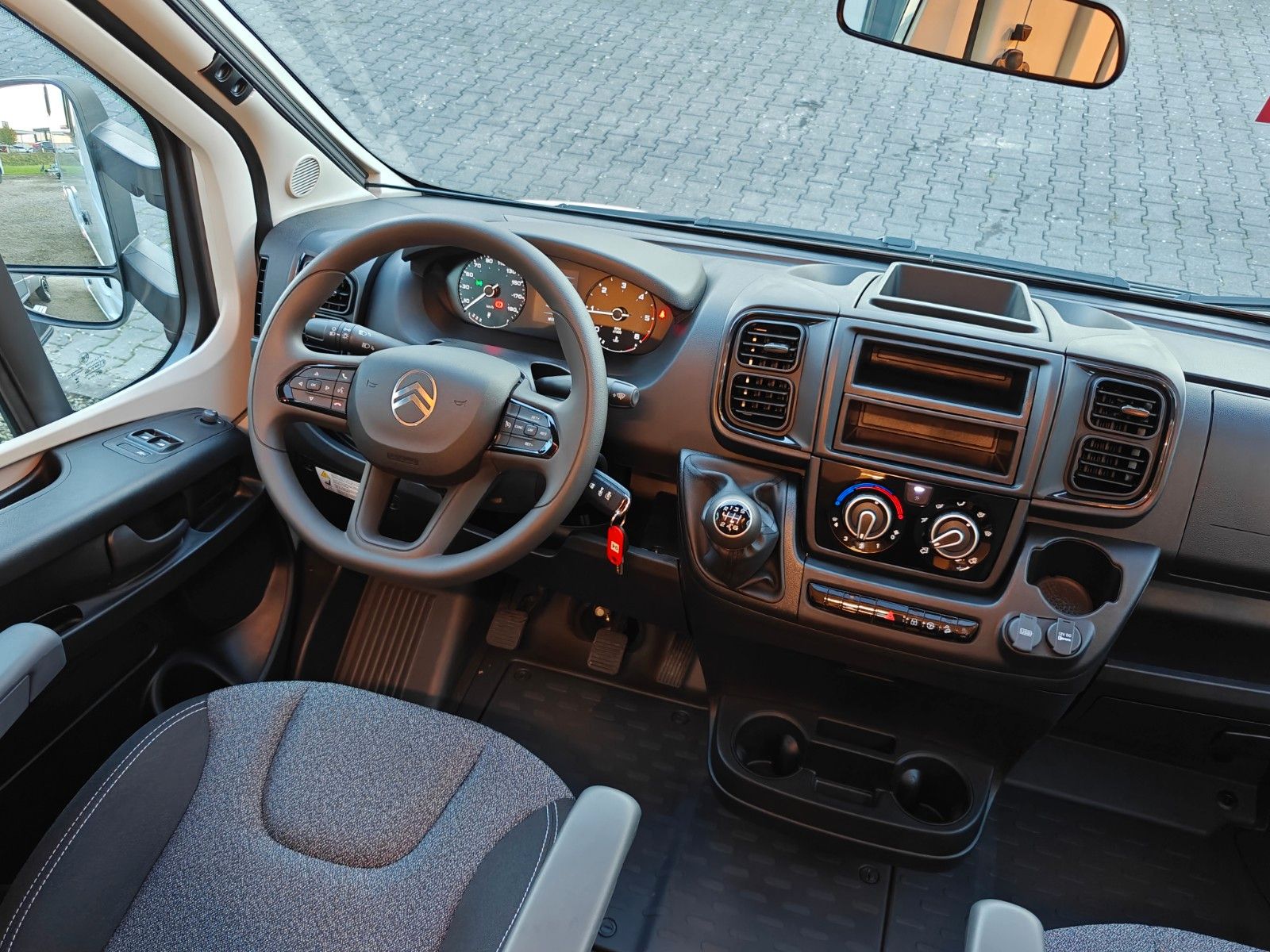 Fahrzeugabbildung LMC Tracer V 670 - Tracer Van Paket, 140PS, MJ2026 -