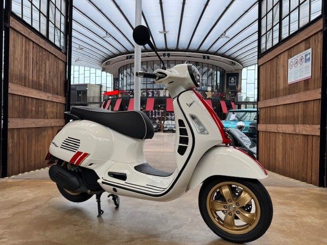 Vespa GTS 125 Racing Sixties E5 ABS weiß B196