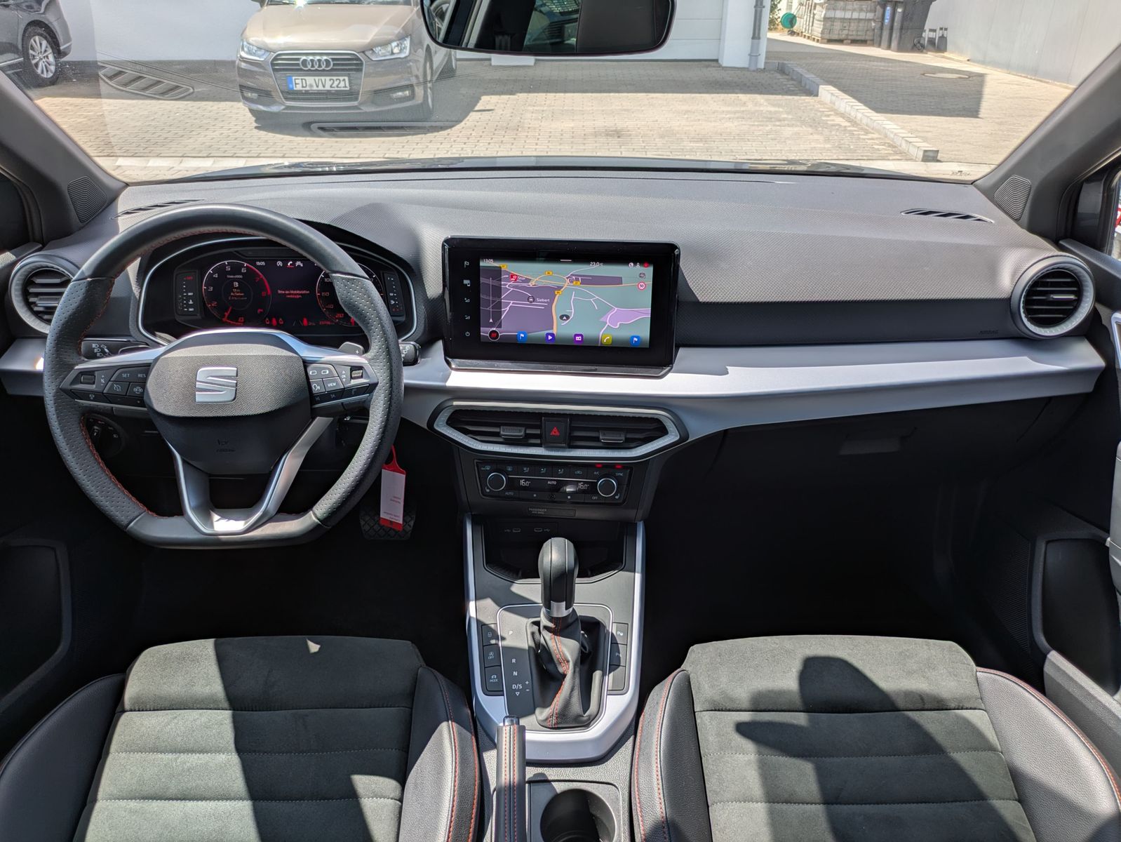 Fahrzeugabbildung SEAT Arona 1.5 TSI FR DSG AHK*ACC*LED*APP*DAB*KAMERA