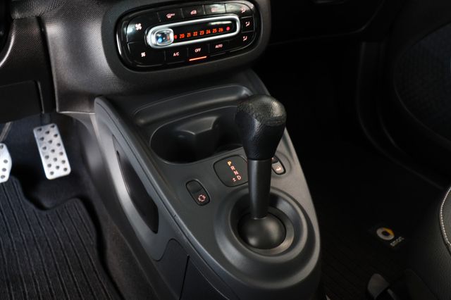 Fahrzeugabbildung Smart ForTwo Cabrio|AUT.|NAVI|LEDER|SHZ|JBL|LED