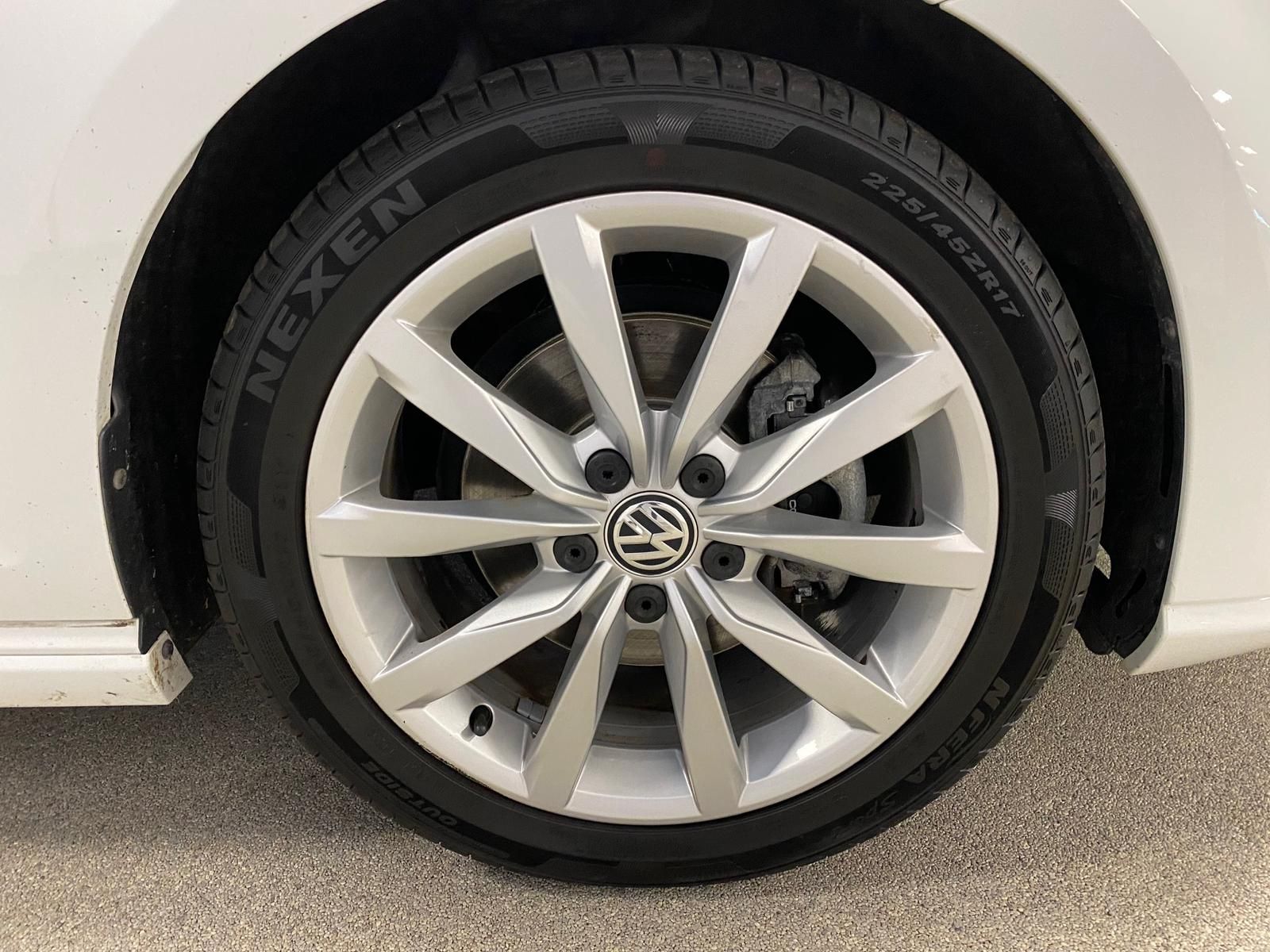 Fahrzeugabbildung Volkswagen Golf 1.4 16V TSI 1395 ccm Highline PDC+NAVI+ACC+
