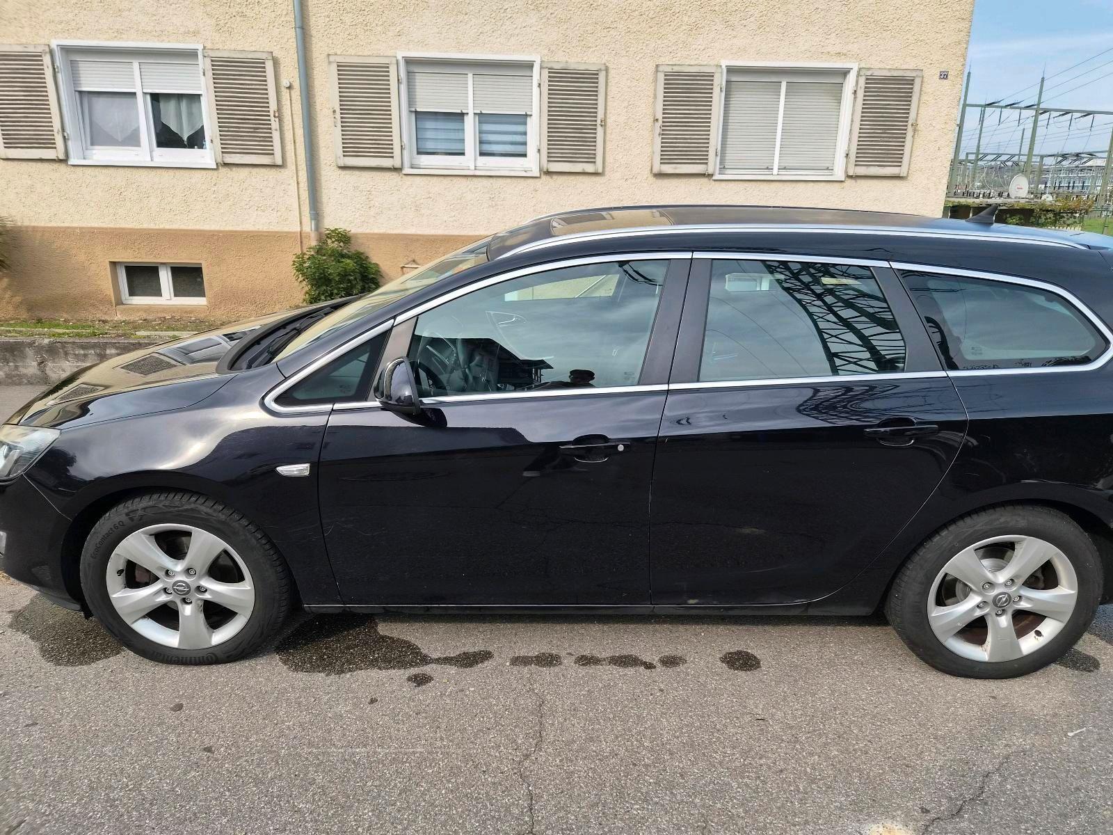 Opel Astra 2010 — interior