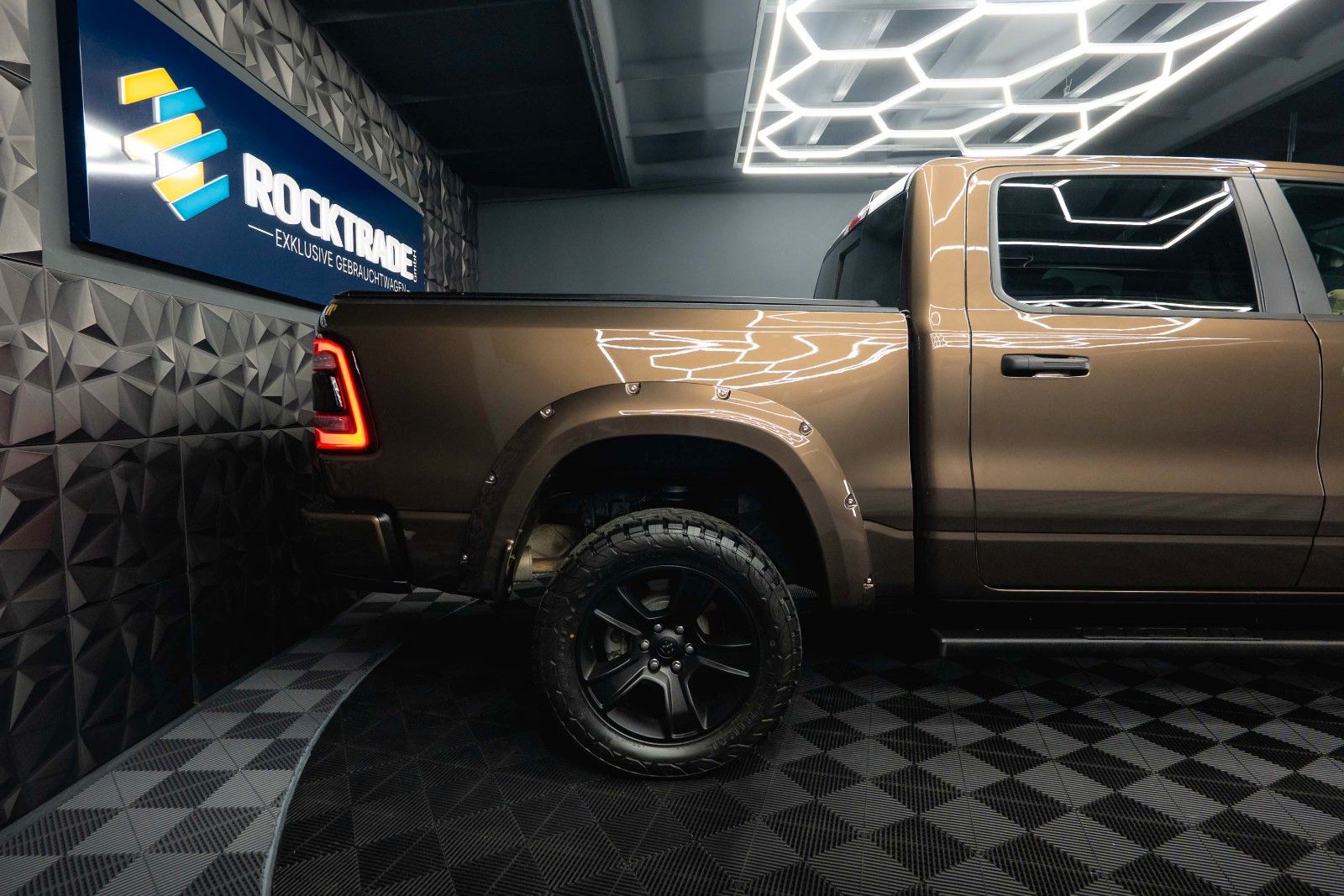 Fahrzeugabbildung Dodge RAM 5.7 V8 HEMI 4x4 OFFROAD Night Limited 19%