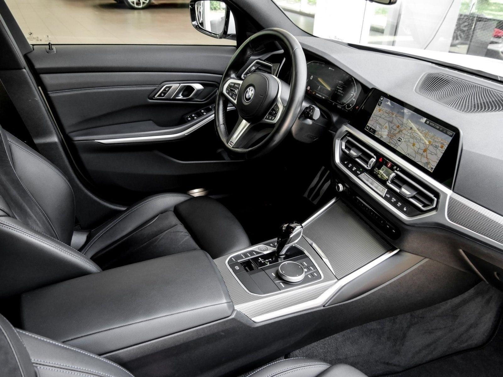 BMW 330e xDrive A M Sport HUD AHK RFK NAVI LED DAB