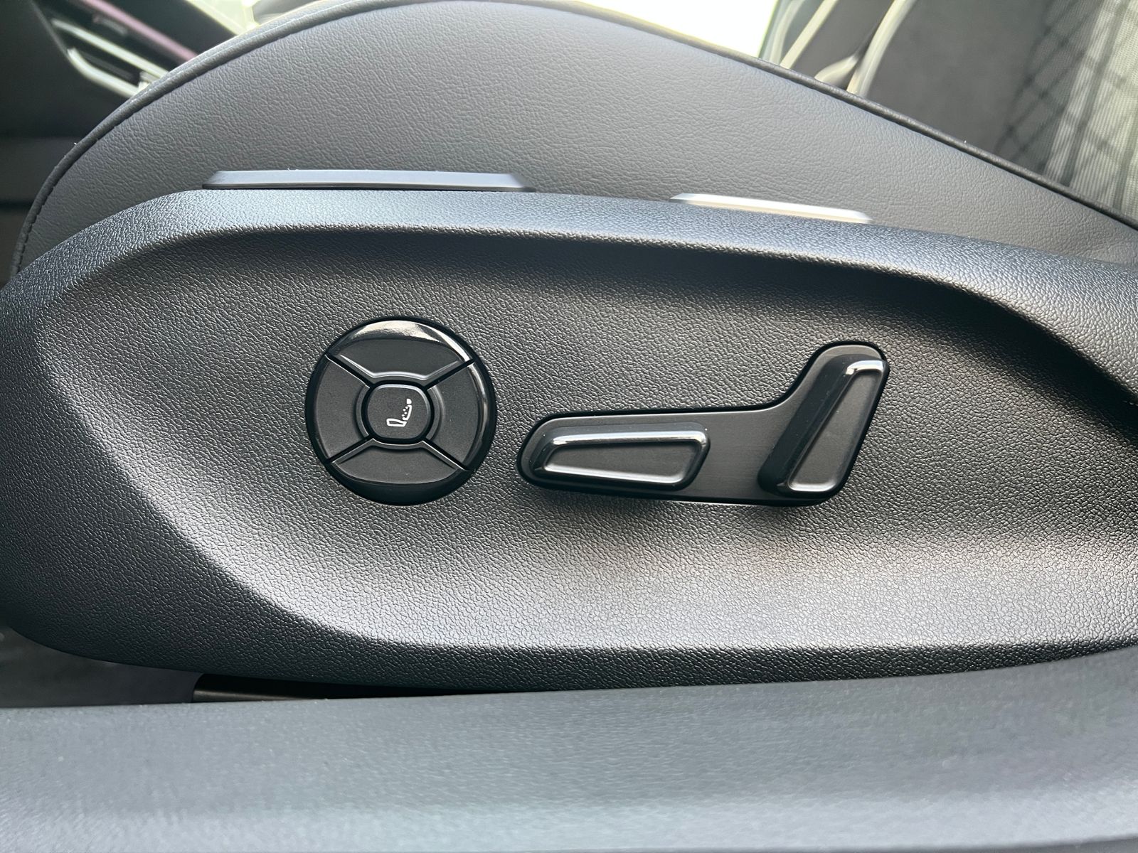 Fahrzeugabbildung Volkswagen Passat Variant R-Line 2.0 TDI DSG 4MOTION *AHK,