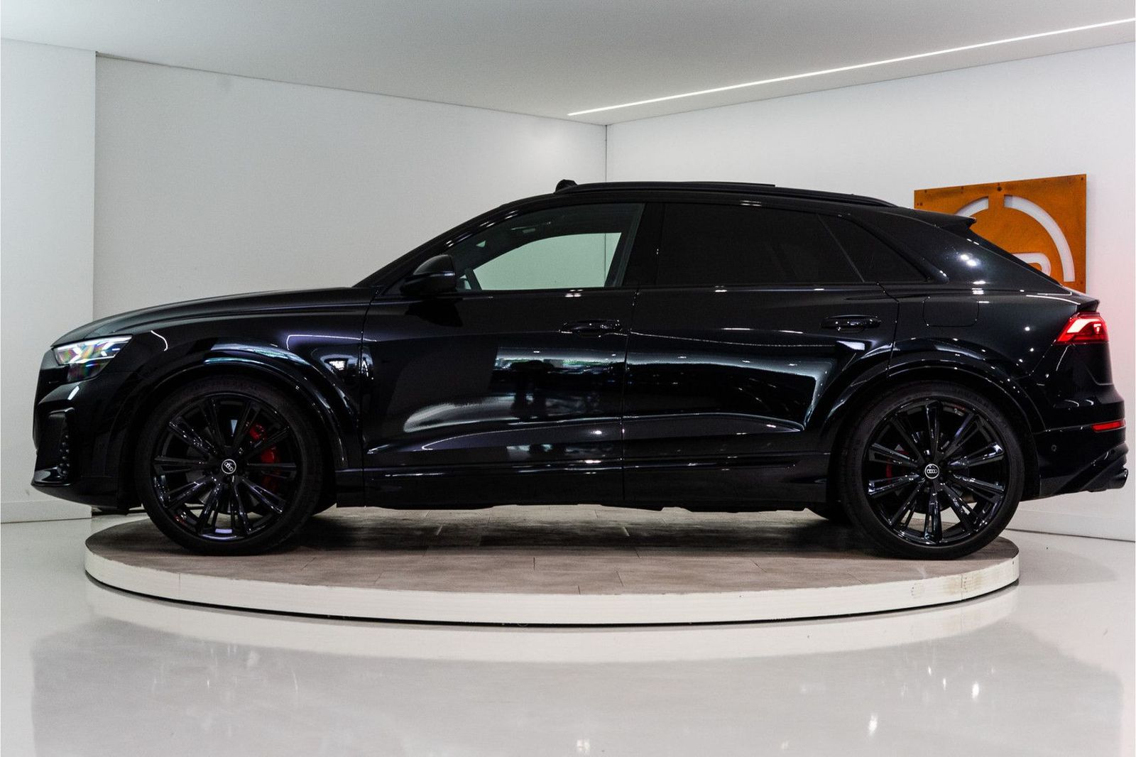 Audi Q8 60 TFSI E Quattro Competition 490PK | Pano | imagem 2