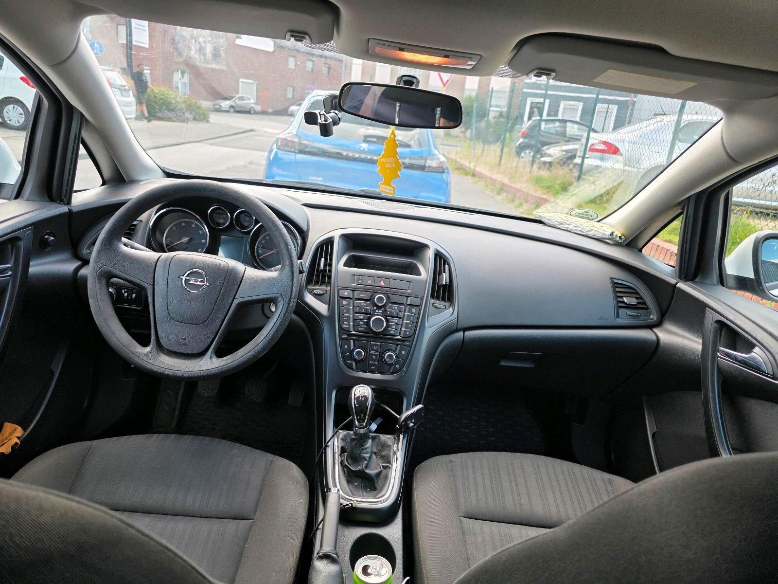 Opel Astra 2011 — photo 7