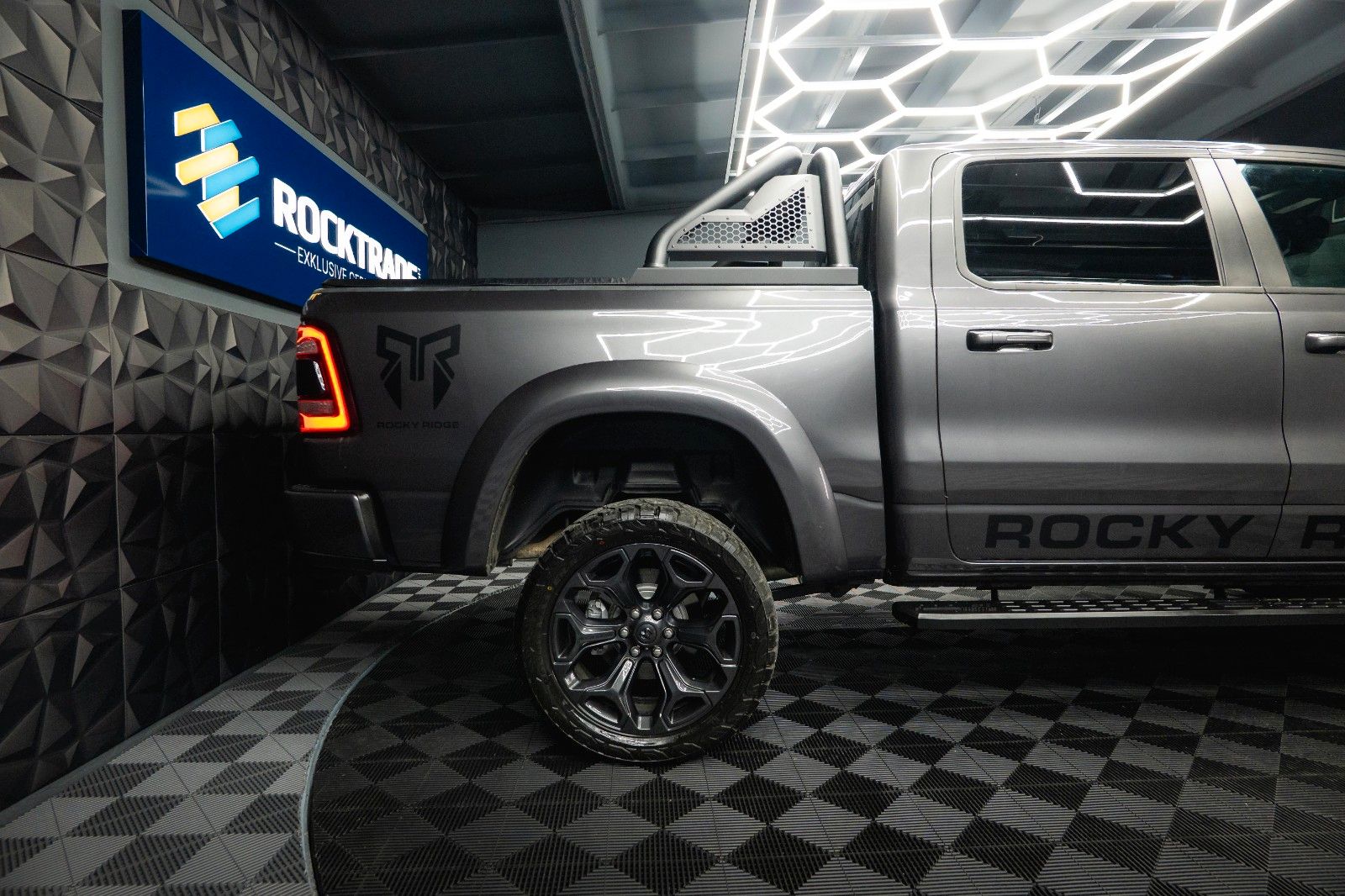 Fahrzeugabbildung Dodge RAM 5.7 V8 HEMI 4x4 ROCKY RIDGE OFFROAD Pano 19%