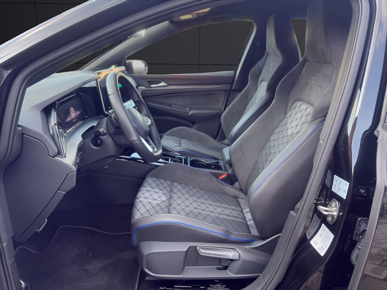 Fahrzeugabbildung Volkswagen Golf VIII R-Line/ACC/Navi/Ambiente/Apple CarPlay