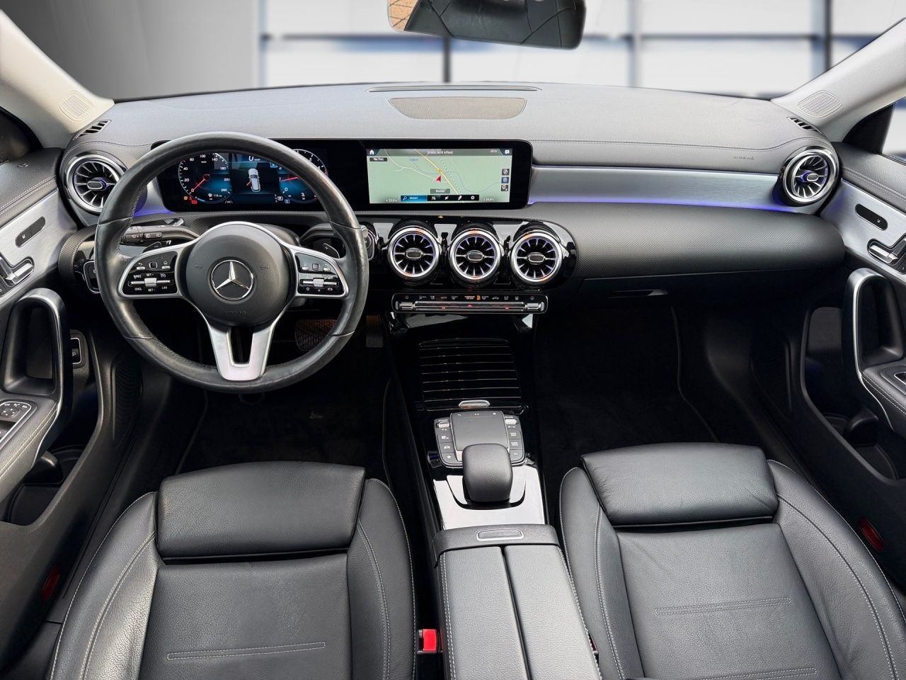 Fahrzeugabbildung Mercedes-Benz CLA 180 SB AHK+MULTIB+STNDHZ+PANO+AMBIENTE+KAMER