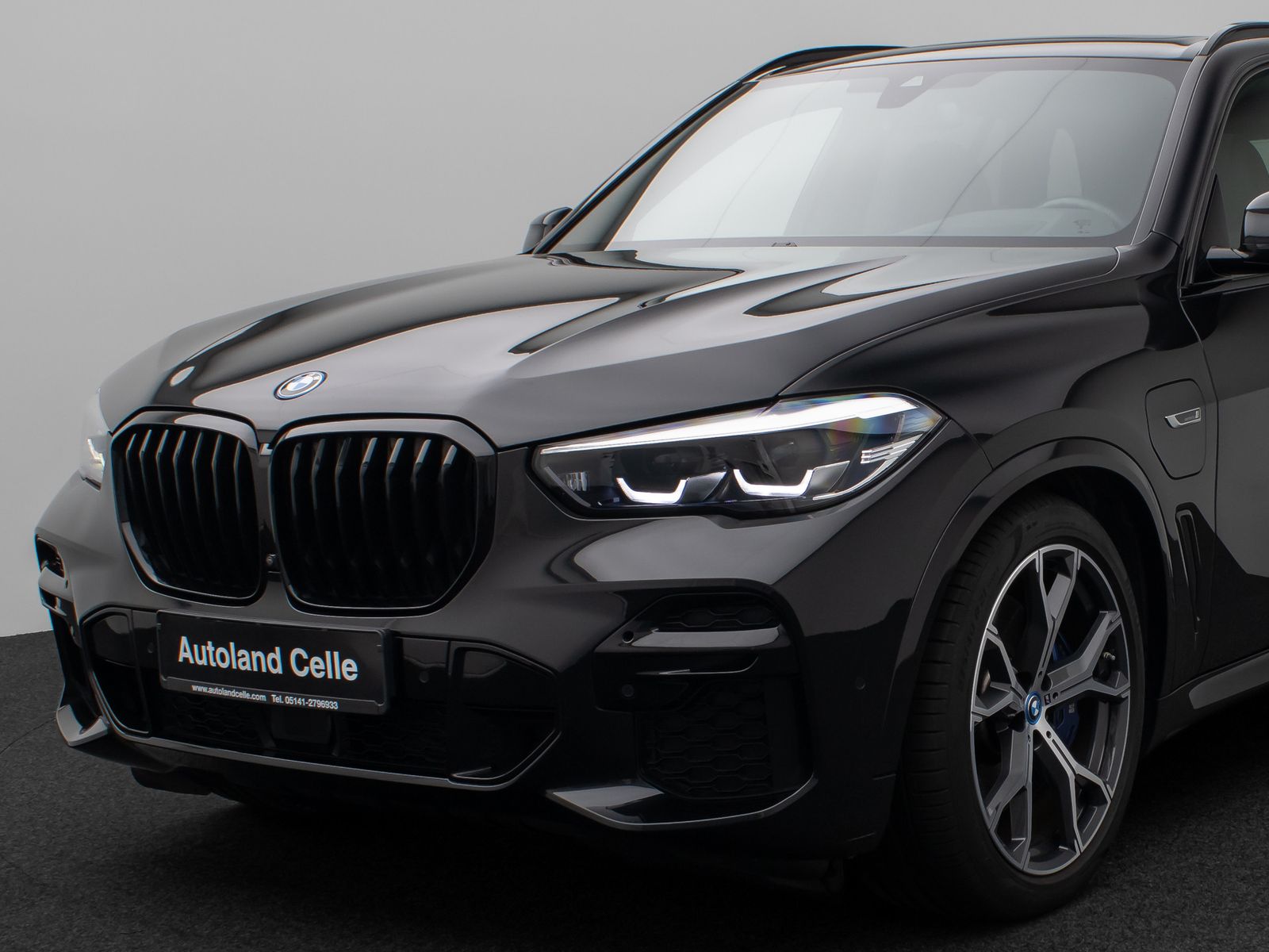 Fahrzeugabbildung BMW X5 xD45e M Sport Panorama 360° HUD DAB HiFi 21"