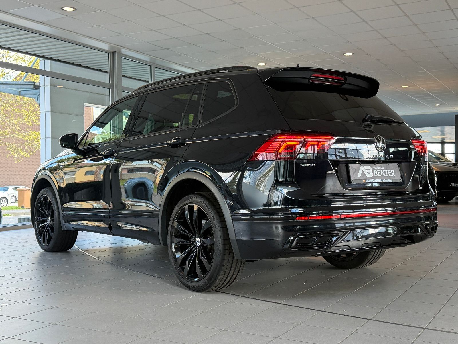 Fahrzeugabbildung Volkswagen Tiguan Allspace R-Line /PANO/HUD/HARMAN-KARDON/