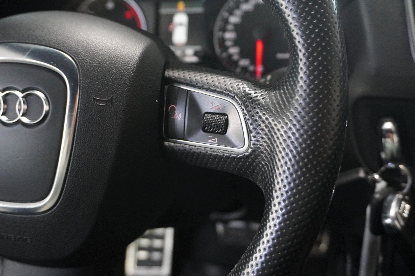 Fahrzeugabbildung Audi Q5 3.0 TDI V6 S-LINE QUATTRO NAVI/BI-XENON/SPORT