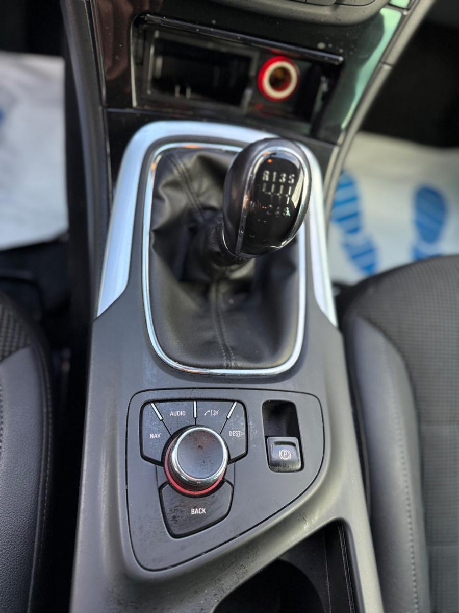Opel Insignia 2011 — photo 17