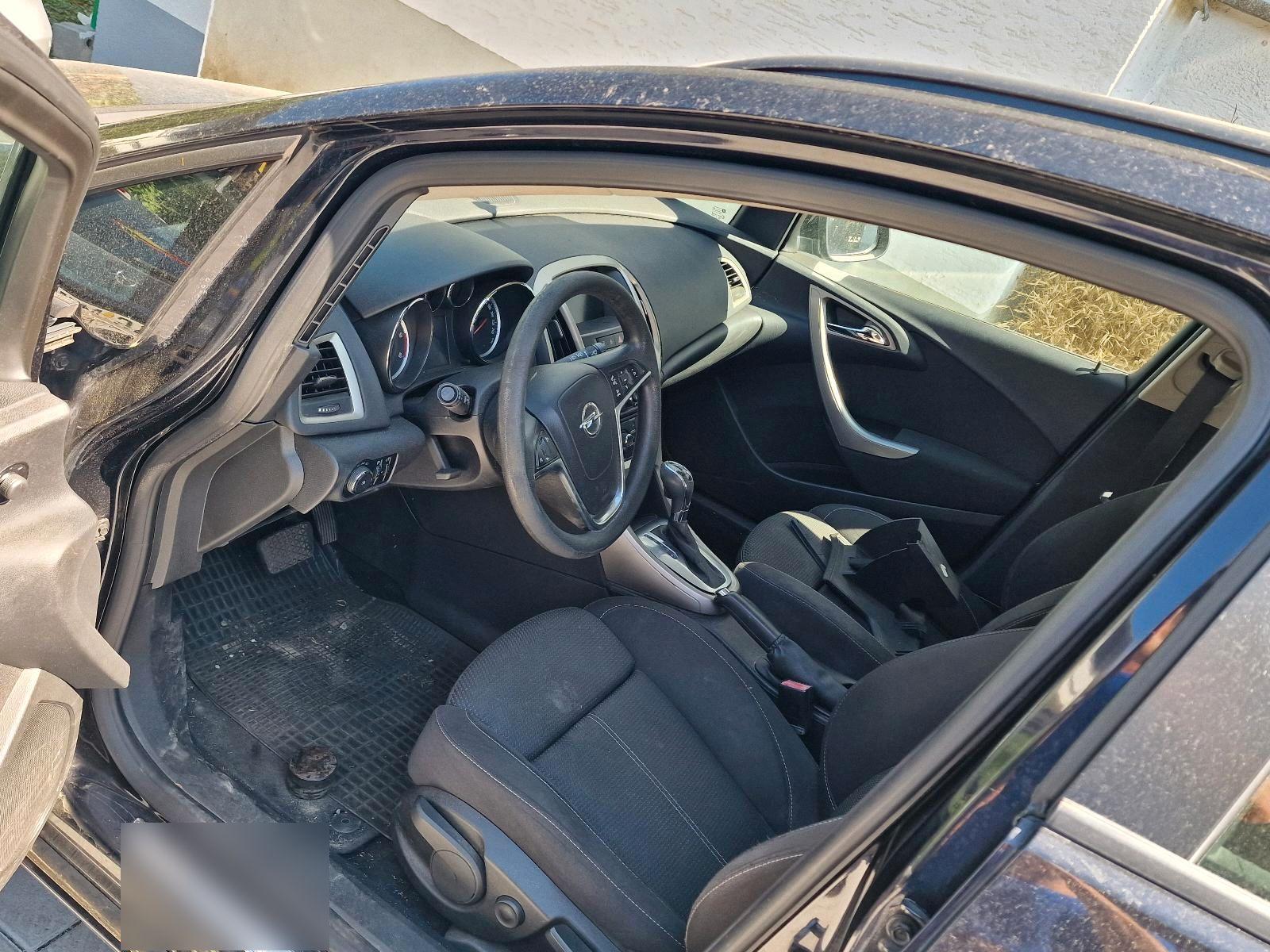 Opel Astra 2010 — photo 8