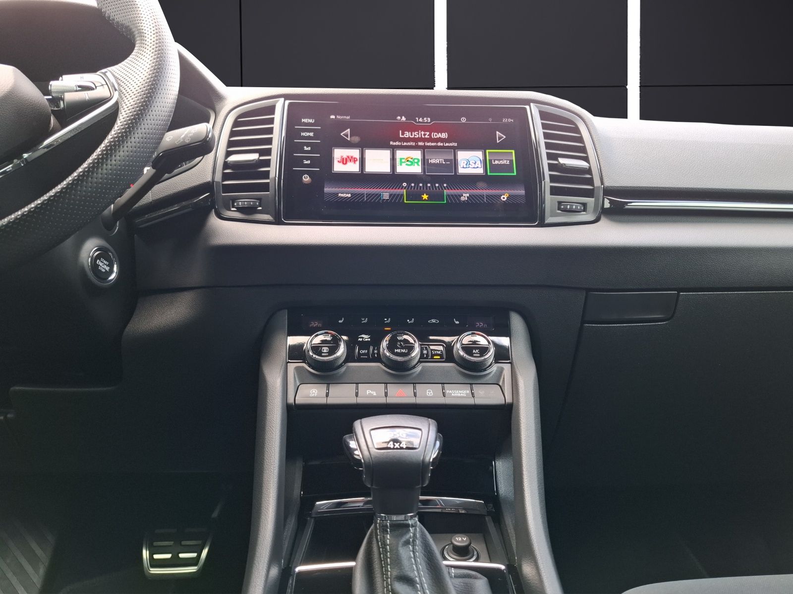 Fahrzeugabbildung SKODA Karoq TSI Sportline DSG 4x4 LED AHK Navi PANO AC