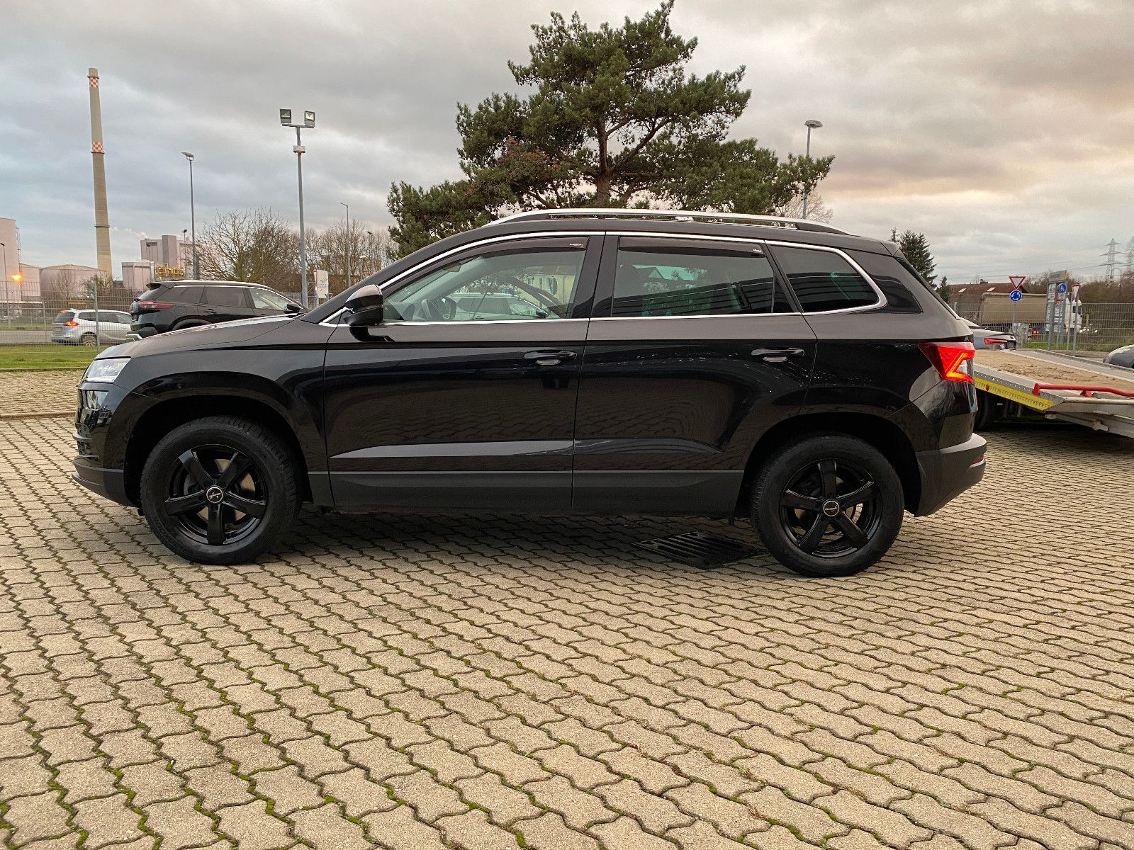 Fahrzeugabbildung SKODA Karoq Style 1.5 DSG SHZ+KAMERA+NAVI+AHK+TÜV-NEU