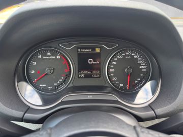 Audi Q2 35 TFSI basis 7-Gang S tronic|Kamera|Navi|LED
