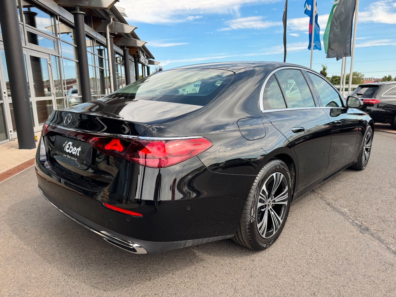 Fahrzeugabbildung Mercedes-Benz E 220 d Avantgarde R-Kamera+Pano+Distr+TotW+ - mit KI generiert/bearbeitet