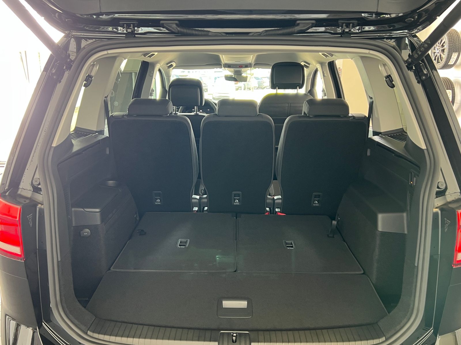 Fahrzeugabbildung Volkswagen Touran Comfortline 1.5 TSI DSG *AHK, LED, 7Sitze