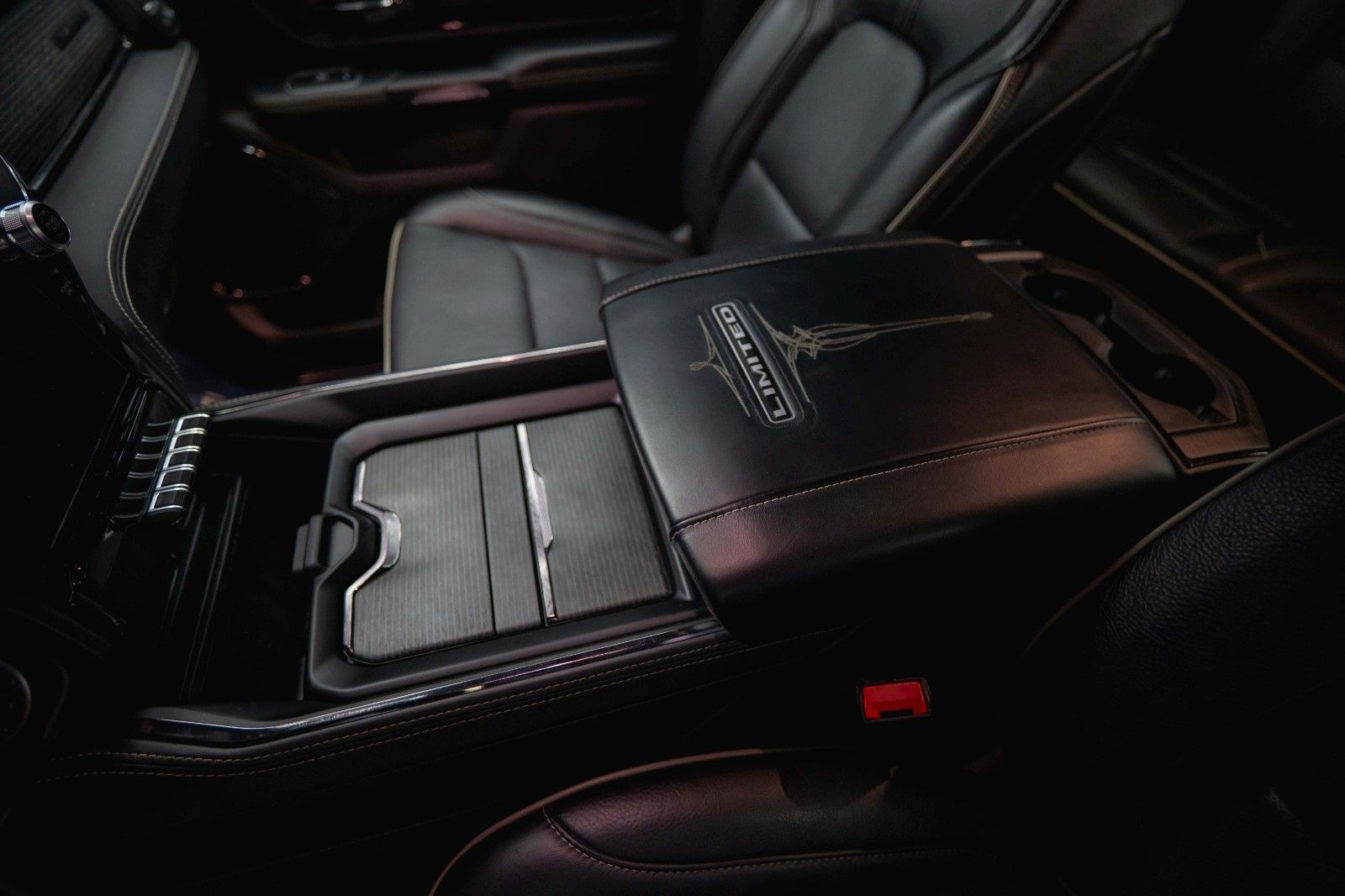 Fahrzeugabbildung Dodge RAM 5.7 V8 HEMI LIMITED Offroad Night-Paket *LED