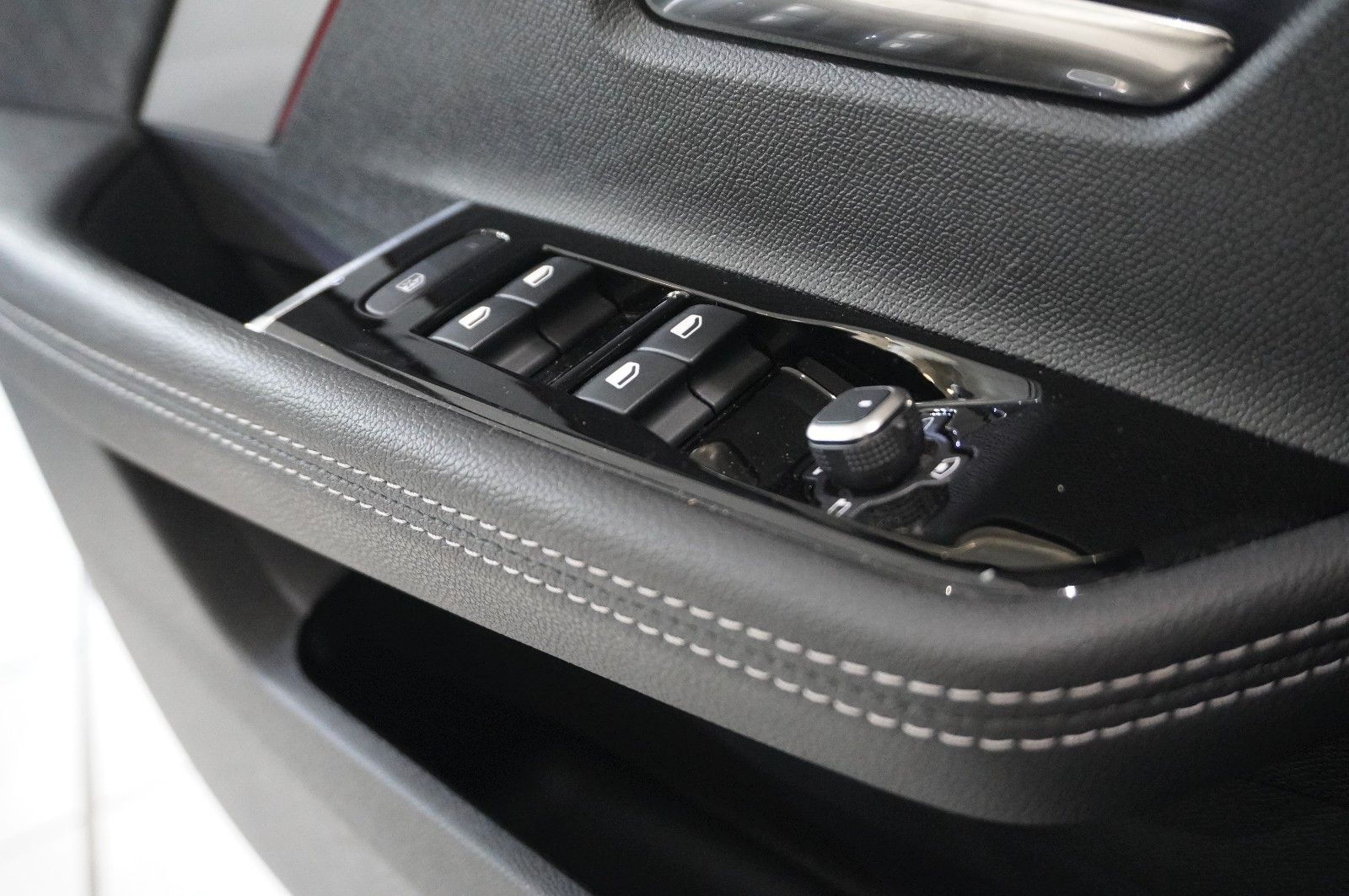 Fahrzeugabbildung Opel Astra L ST 1.2T ULTIMATE NAVI/LED/360°/HUD/AHK