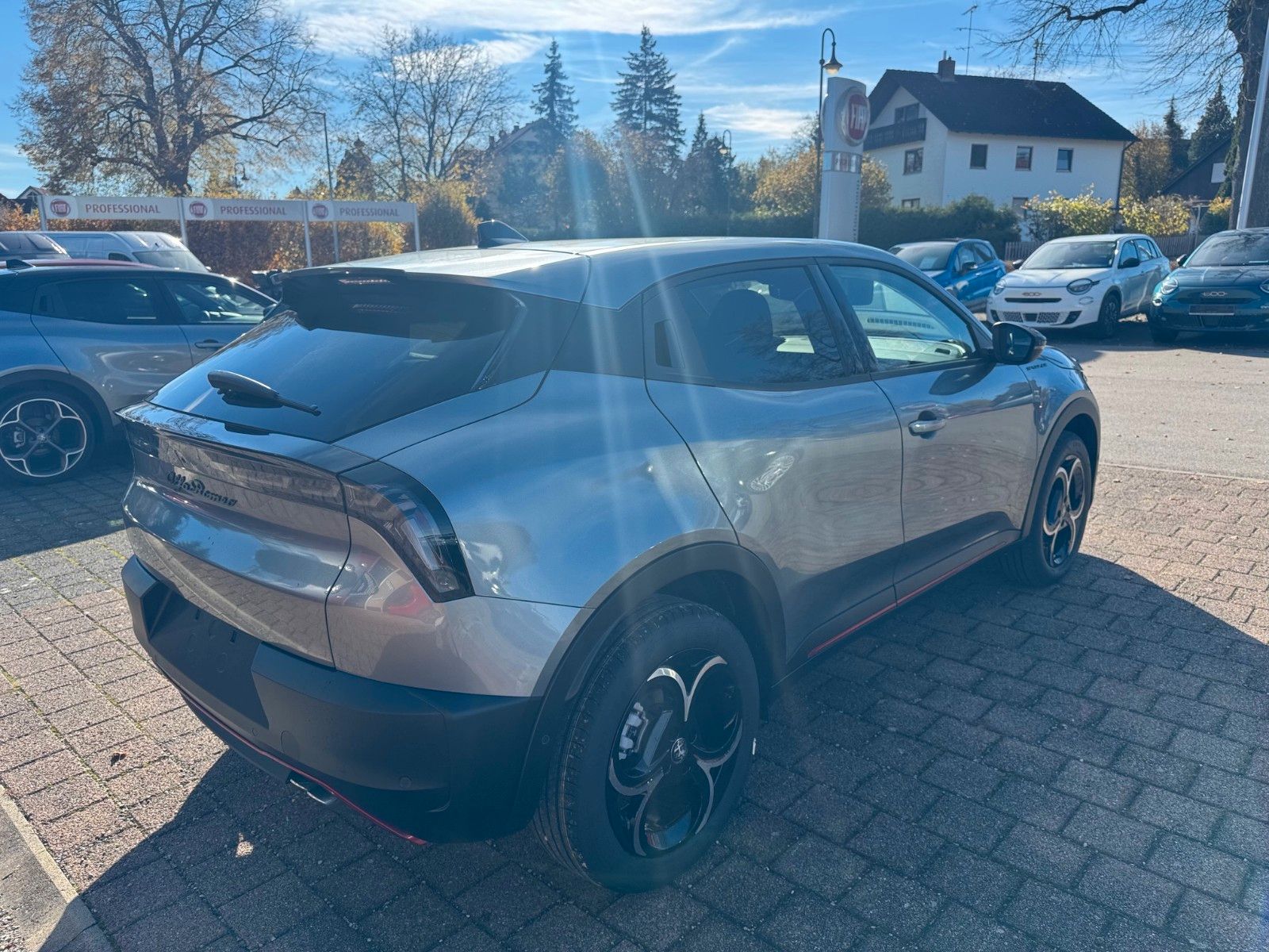 Fahrzeugabbildung Alfa Romeo Junior Ibrida Speciale 145PS Navi Kamera Massage