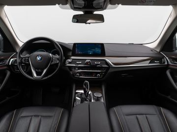 Fahrzeugabbildung BMW 530i LuxuryLine Kamera HUD Komfort SoftCl Alarm