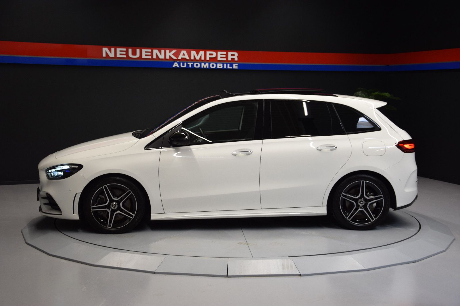 Fahrzeugabbildung Mercedes-Benz B 250 4Matic AMG Pano 360° Night ACC MBUX