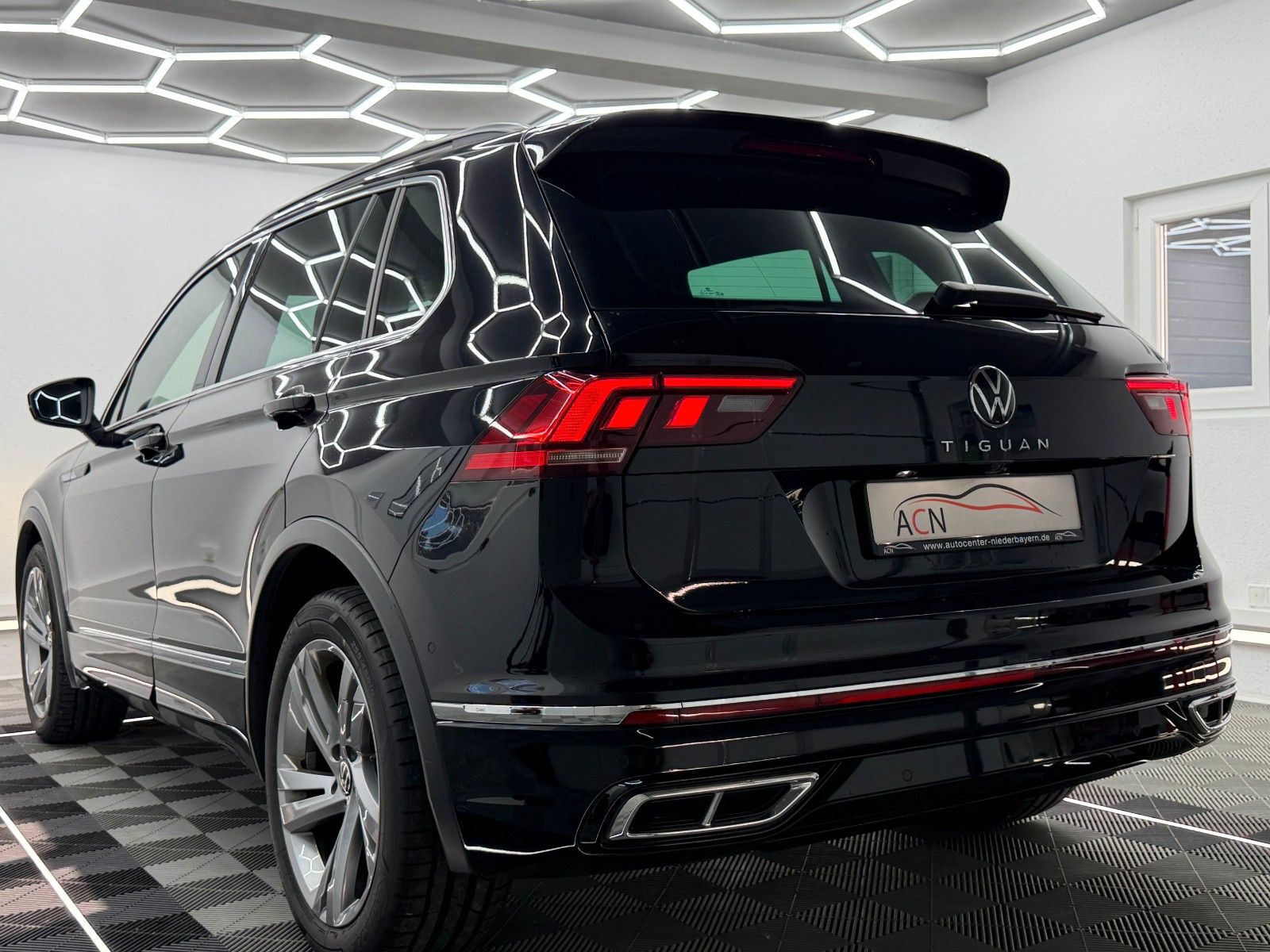 Fahrzeugabbildung Volkswagen Tiguan 2.0 TDI R-LINE/IQ-LED/KAMERA/ACC/AMBI+