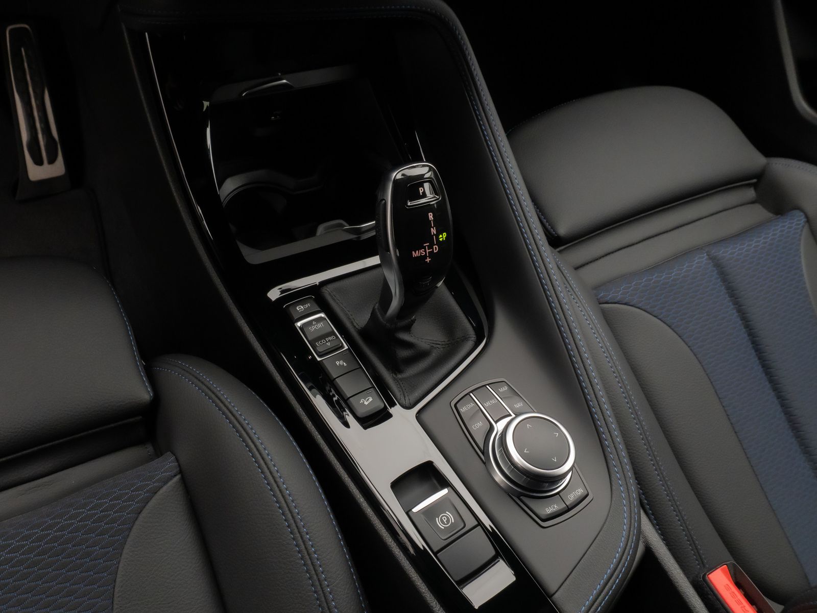 Fahrzeugabbildung BMW X2 xD20i M Sport Kamera HUD DAB Navi+ Alarm 19"