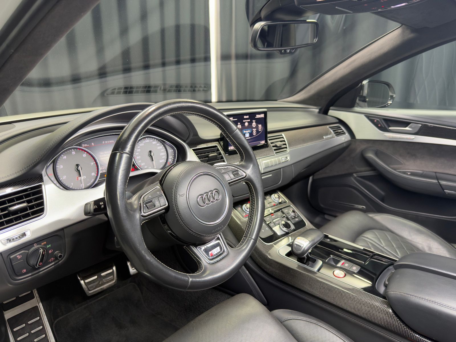 Fahrzeugabbildung Audi S8 4.0 TFSI quattro plus |KERAMIK|CARBON|MASSAGE