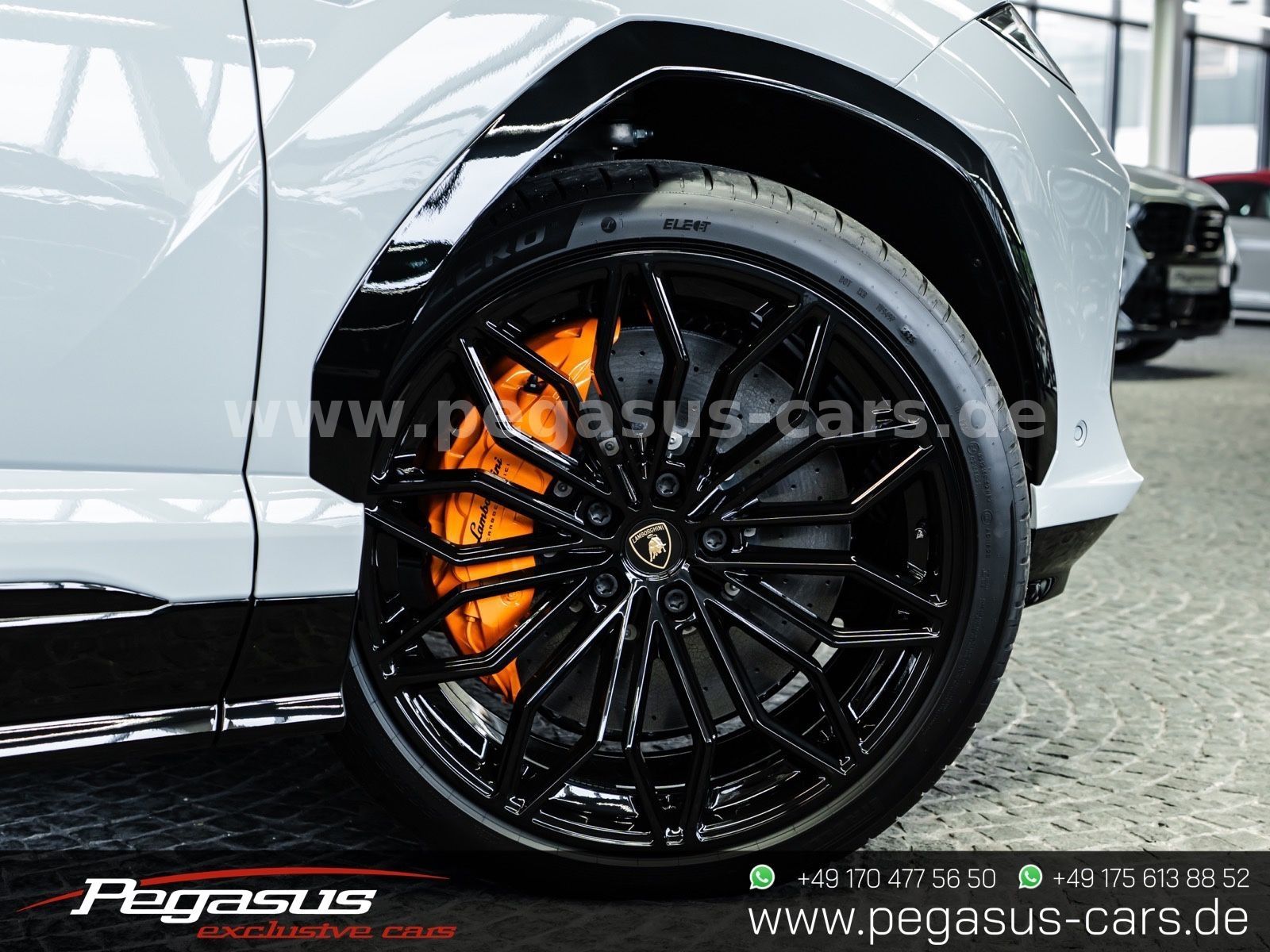 LAMBORGHINI Urus - 3