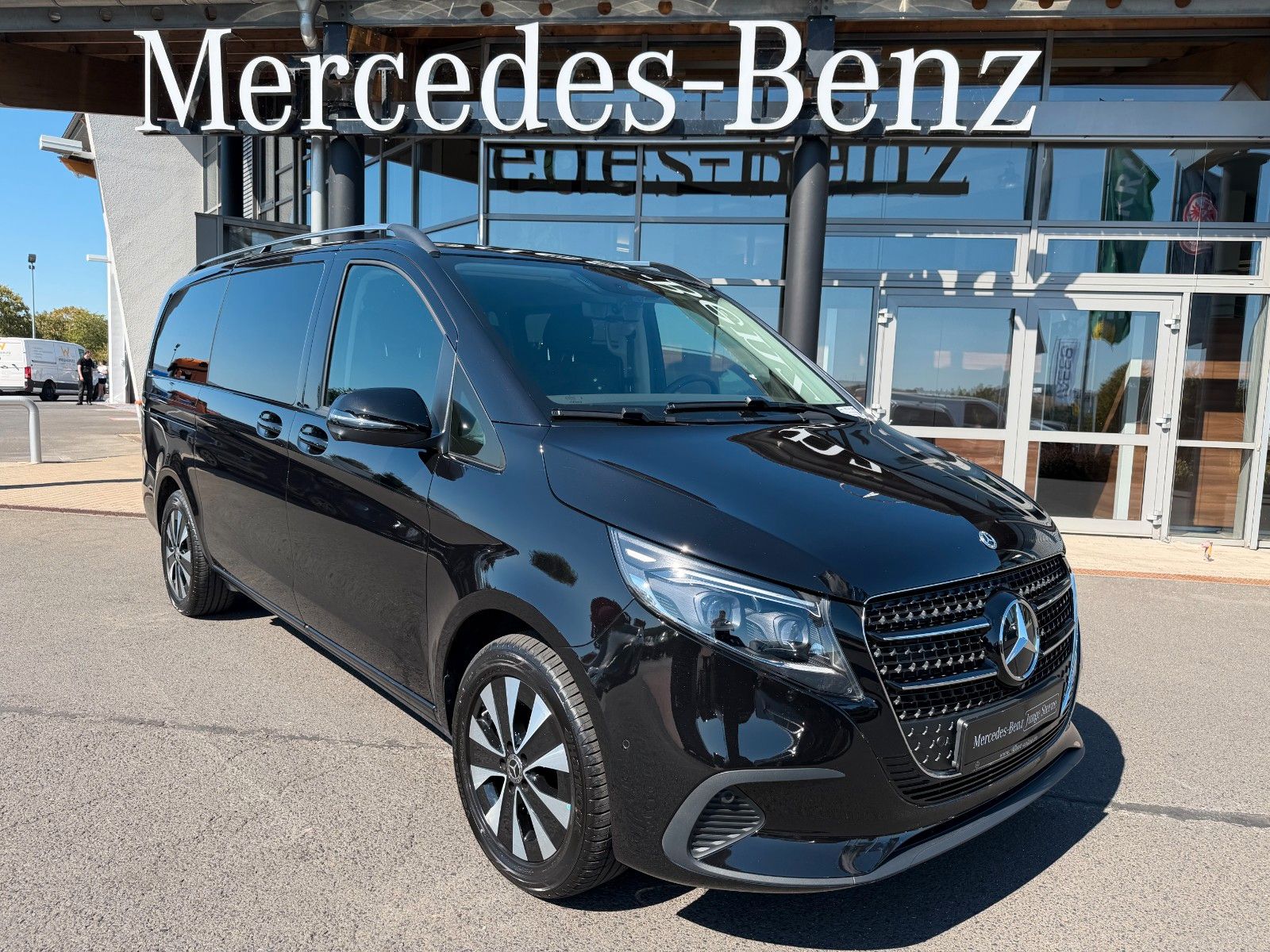 Fahrzeugabbildung Mercedes-Benz V 220 d STYLE AHK2,5to MULTIBEAM 360 DISTRONIC