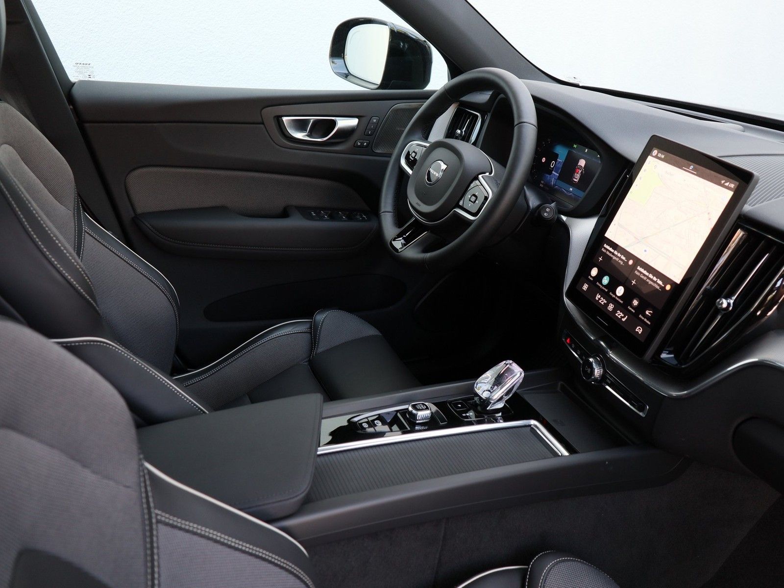 Volvo XC60 B5 AWD Plus Black Edition NP:66.600,-//LAGO imagem 3
