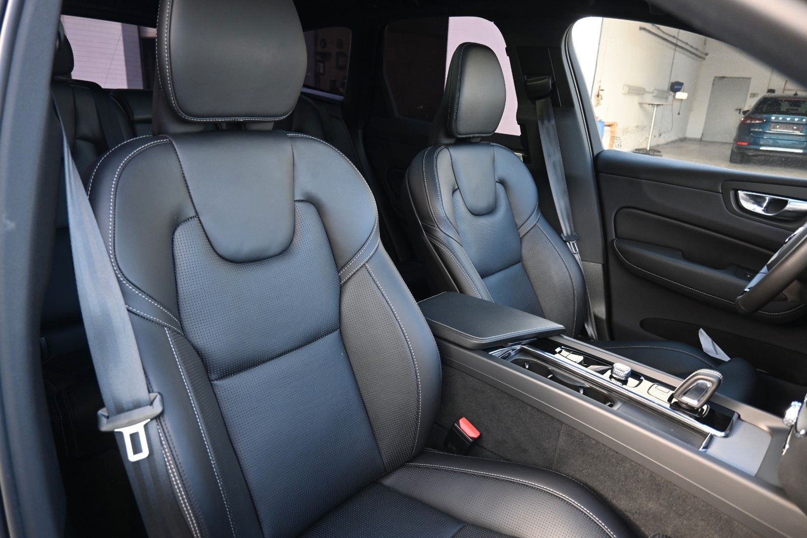 Fahrzeugabbildung Volvo XC60 T8 R Design PHEV MAPS*Luft*B&W*STHZG*HUD*