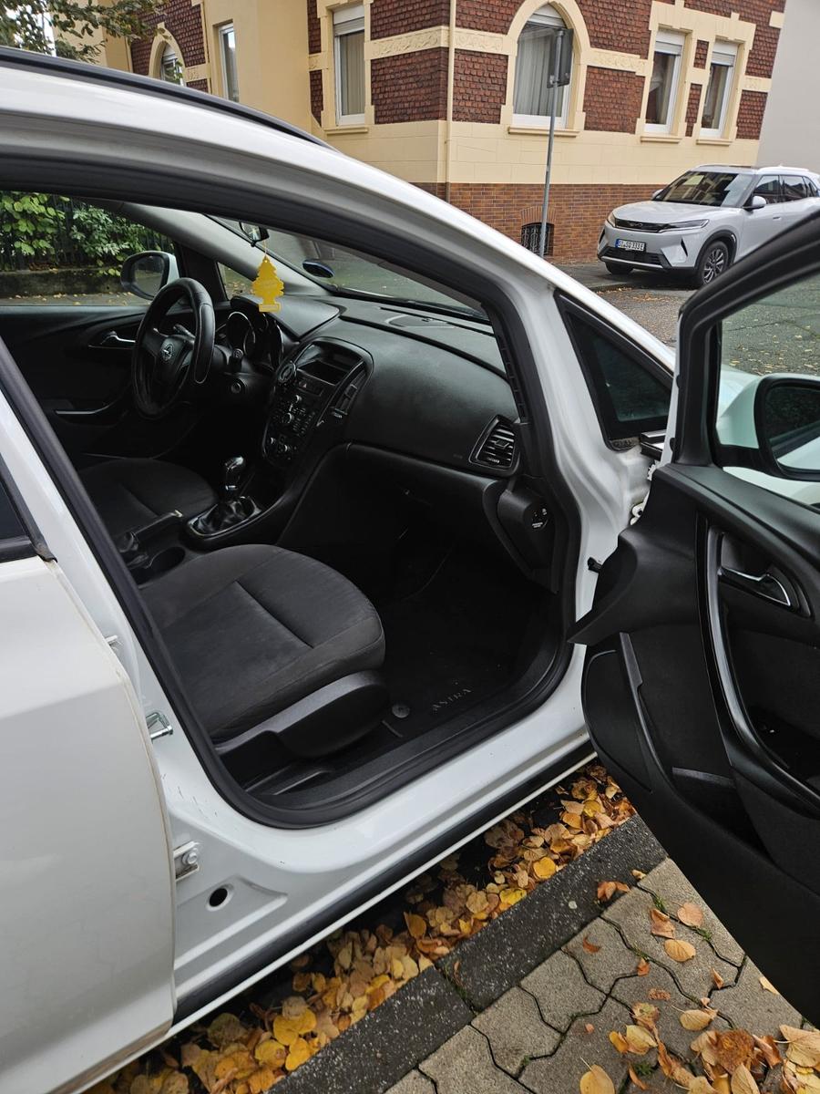 Opel Astra 2011 — photo 6