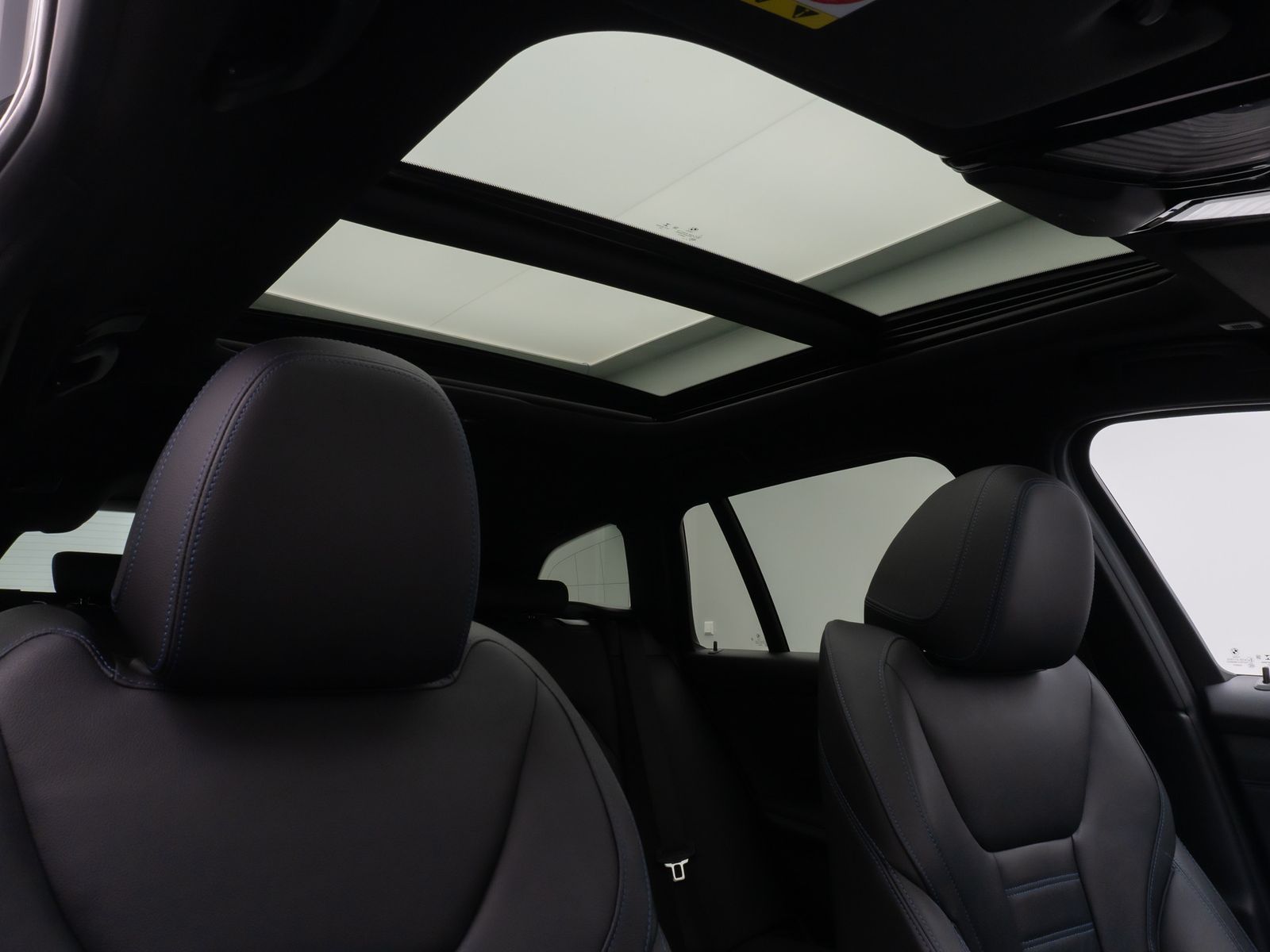 Fahrzeugabbildung BMW 330i M Sport Panorama Kamera Laser HUD DAB HiFi