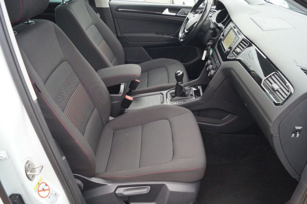 Fahrzeugabbildung Volkswagen GOLF SPORTSVAN VII SOUND BMT*PANORAMA+AHK+NAVI*