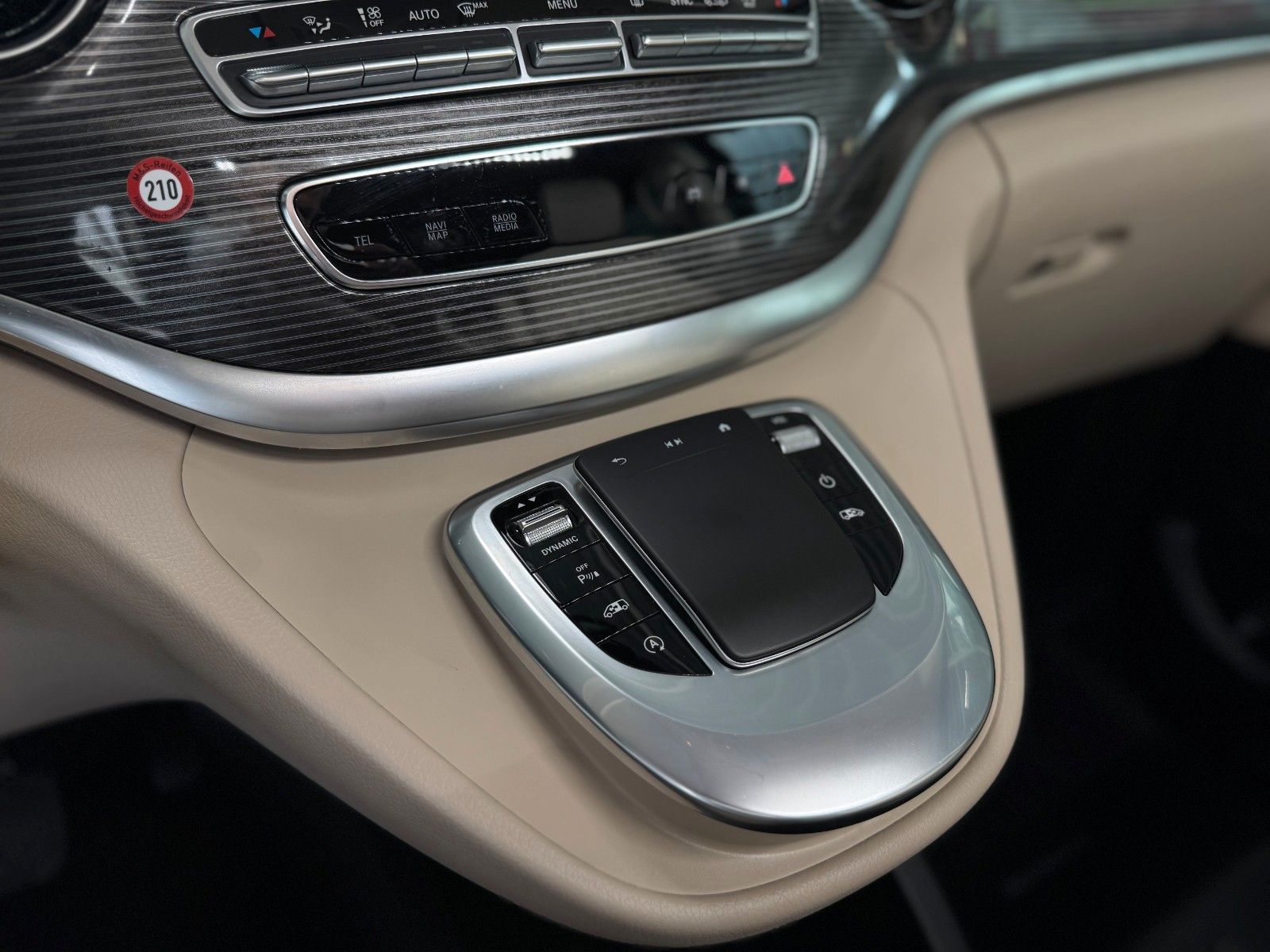 Fahrzeugabbildung Mercedes-Benz V-Klasse V 250d AVANTGARDE EDITION lang "AHK"