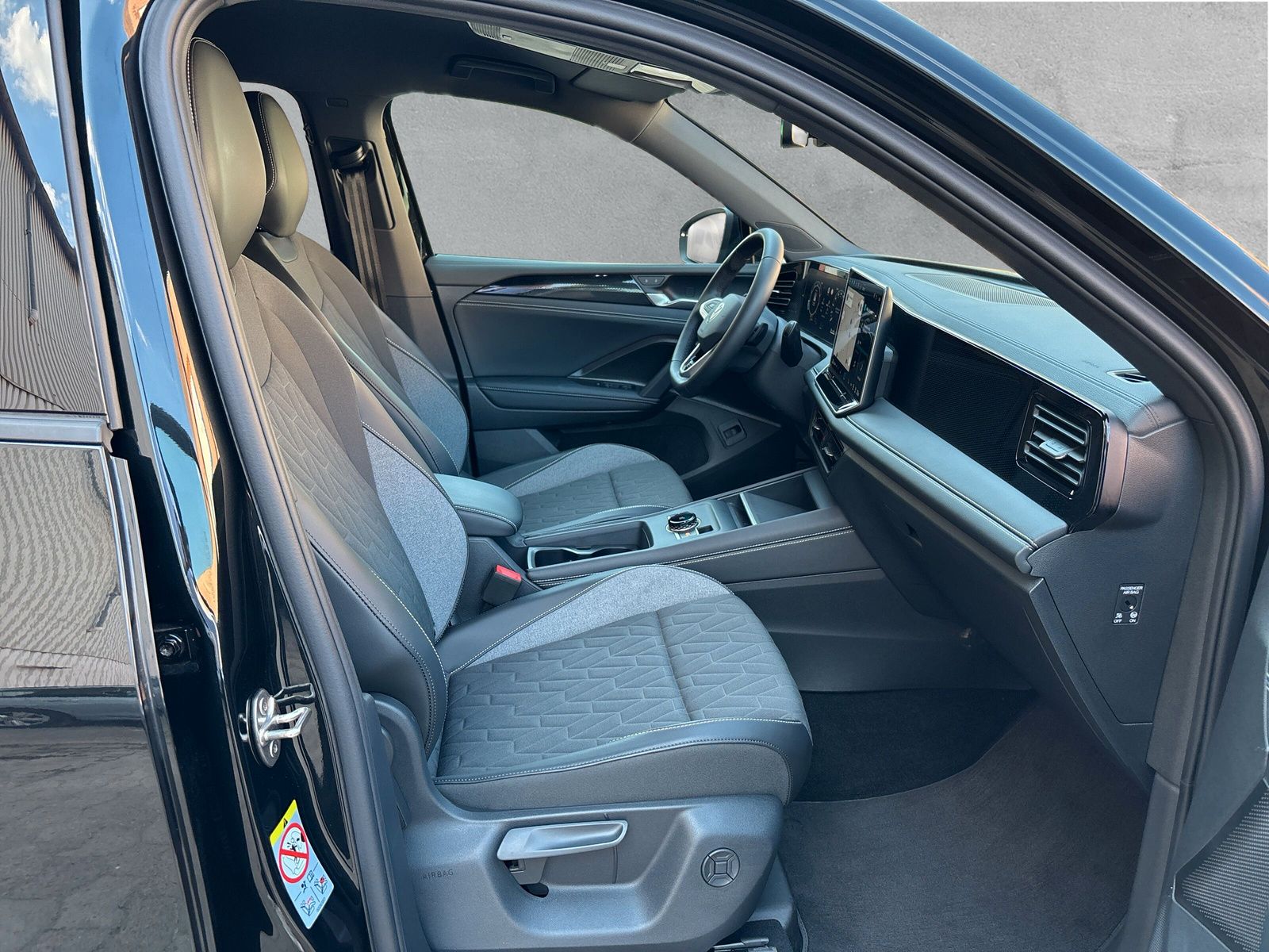 Fahrzeugabbildung Volkswagen Tiguan 1.5 eTSI Goal AHK IQ-Light Keyless Kamera