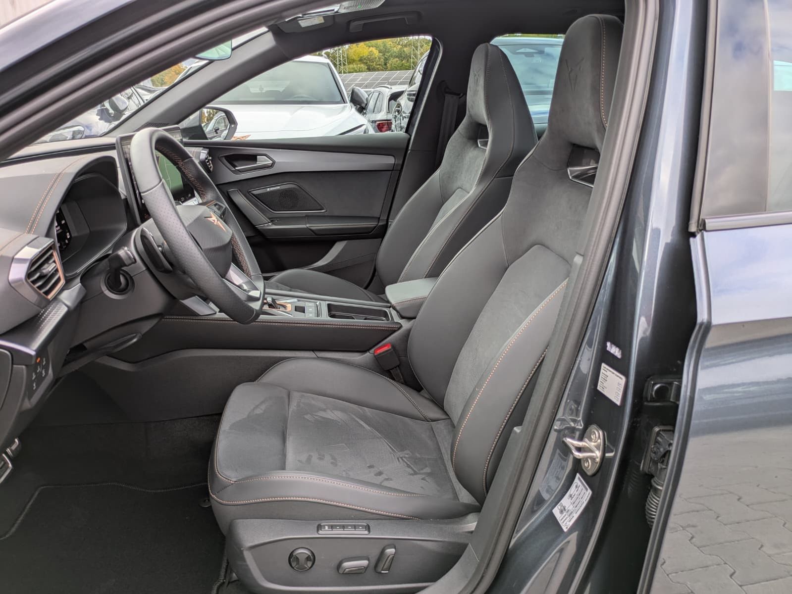 Fahrzeugabbildung CUPRA Leon 1.5 eTSI MATRIX*PANO*ALCAN.*AHK*SENN*Drive2