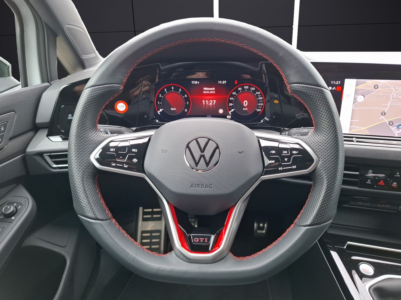 Fahrzeugabbildung Volkswagen Golf VIII GTI 1,99% Matrix AHK Navi AID RFK 19"