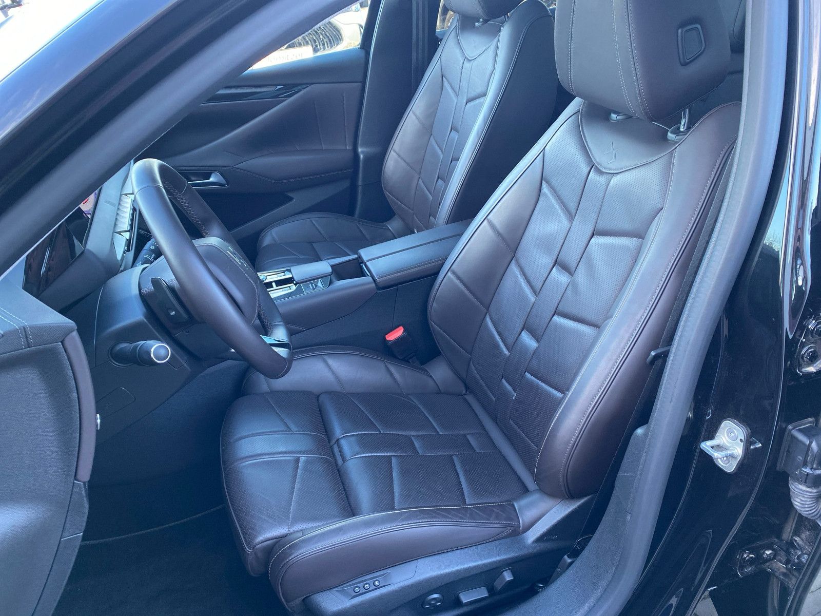 Fahrzeugabbildung DS Automobiles DS4 Benzin Automatik 130 ETOILE *LEDER*MatrixLED